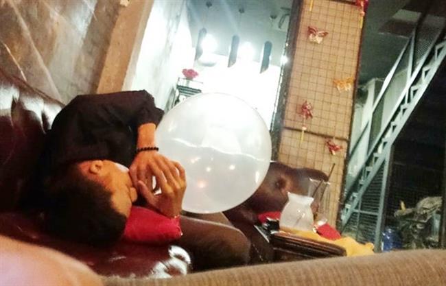 Người trẻ phê bóng cười