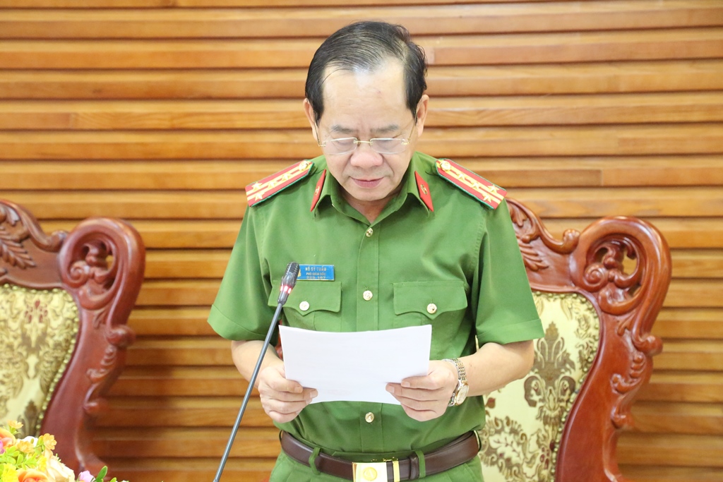 Đồng chí Đại tá Hồ Sỹ Tuấn, Phó Giám đốc Công an tỉnh chủ trì điểm cầu tại Nghệ An