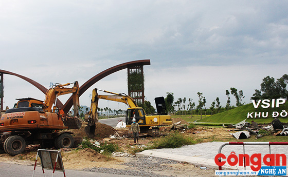 Thực hiện đúng quy định pháp luật về việc giải quyết khiếu nại, tố cáo liên quan đến bồi thường giải phóng mặt bằng nhằm phục vụ tốt việc triển khai các dự án phát triển KT-XH (Trong ảnh: UBND huyện Hưng Nguyên tiến hành giải phóng mặt bằng tại khu vực thu hồi đất phục vụ Dự án VSIP)