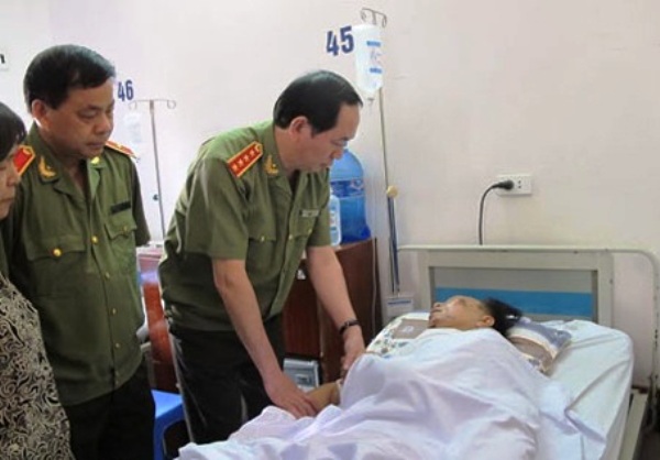 Hình ảnh được ghi lại vào ngày 4-5- 2015, Đại tướng Trần Đại Quang, Ủy viên Bộ Chính trị, Bộ trưởng Bộ Công an cùng Đoàn công tác của Bộ Công an đã đến Bệnh viện Việt Đức, TP Hà Nội thăm hỏi, tặng quà 2 cán bộ Phòng CSGT đường bộ, đường sắt Công an TP Hà Nội bị thương trong khi làm nhiệm vụ. Một cử chỉ tuy nhỏ bé nhưng thể hiện sự quan tâm của một người trên cương vị đứng đầu ngành công an với những vất vả, hy sinh của các chiến sĩ công an nơi trận tuyến đối đầu với tội phạm.