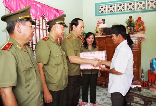 Không chỉ quan tâm với các mặt công tác nghiệp vụ, xã hội, Bộ trưởng Trần Đại Quang luôn dành sự quan tâm, chăm lo đặc biệt đến thương binh, gia đình liệt sỹ, gia đình chính sách, người có công.  Trong chuyến công tác tại Cần Thơ và TP Hồ Chí Minh ngày 22-7-2015, Bộ trưởng Trần Đại Quang cùng đoàn công tác của Bộ Công an đã về ấp Bình Thạnh, xã Bình Khánh, huyện Cần Giờ, TP Hồ Chí Minh để thắp nén hương tri ân trước vong linh Anh hùng liệt sỹ Nguyễn Văn Ải - nguyên chiến sỹ Công an huyện Duyên Hải (nay là huyện Cần Giờ) đã anh dũng hy sinh khi truy bắt đối tượng trong một tổ chức phản động vào tháng 12-1977.