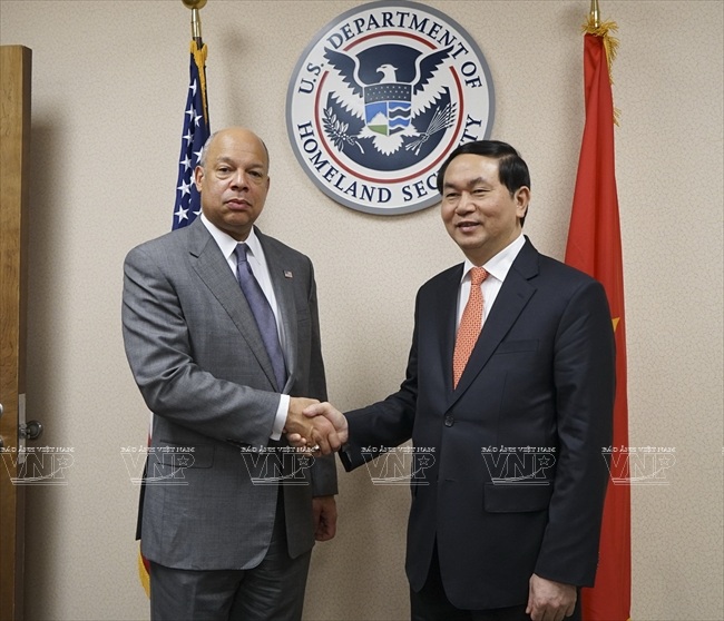 Tháng 3-2015, Bộ trưởng Bộ Công an Trần Đại Quang thăm chính thức Mỹ nhằm góp phần thúc đẩy hơn nữa quan hệ đối tác toàn diện giữa hai nước, nhân kỷ niệm 20 bình thường hóa quan hệ Việt - Mỹ. Trong ảnh, Bộ trưởng Trần Đại Quang gặp Bộ trưởng Bộ An ninh Nội địa Hoa Kỳ Jeh Johnson.