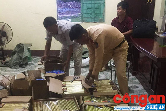 Bắt xe tải vận chuyển 5 tạ pháo lậu