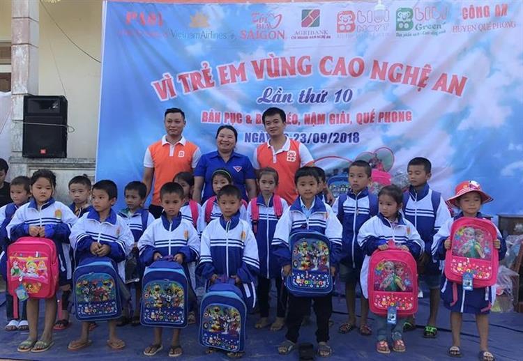 Đại diện phòng An ninh đối ngoại và các doanh nghiệp trao quà tại chương trình
