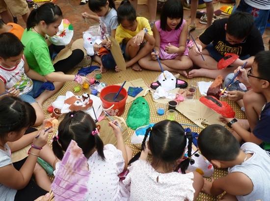 Trẻ em vẽ mặt nạ tại Văn Miếu Quốc Tử Giám.