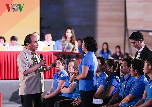 Thủ tướng Nguyễn Xuân Phúc đối thoại với công nhân miền Trung vào tháng 4/2017. Ảnh: Hải Sơn