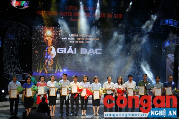 Trao thưởng cho các tác giả có tác phẩm phát thanh, truyền hình đạt giải Bạc