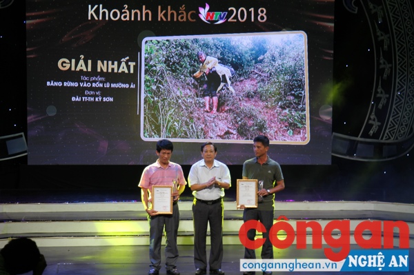 Ông Trần Duy Ngoãn - Chủ tịch Hội Nhà báo Nghệ An trao giải cho các tác phẩm đạt giải Nhất, Nhì Cuộc thi 