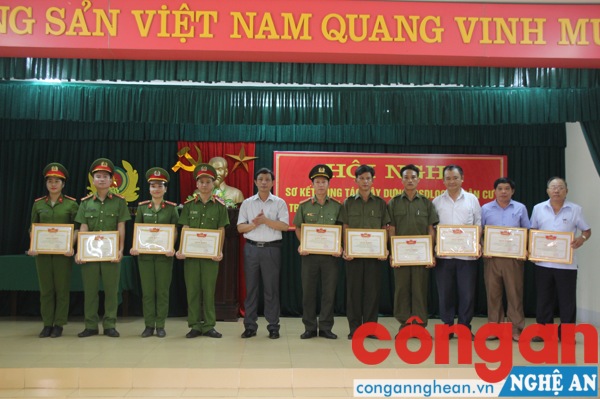 Đại diện lãnh đạo UBND huyện tặng giấy khen cho các tập thể và cá nhân có thành tích xuất sắc 