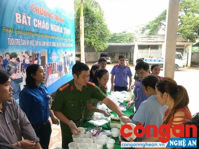 Những bát cháo đong đầy yêu thương