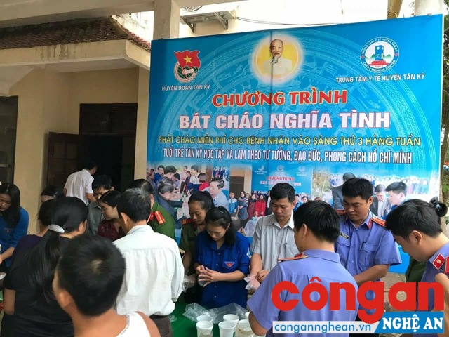 Những bát cháo miễn phí được trao đến tận tay các bệnh nhân 