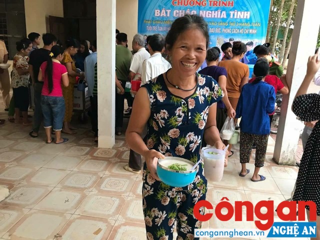 Người nhà bệnh nhân vui mừng và cảm động trước nghĩa cử cao đẹp của các ĐVTN huyện Tân Kỳ