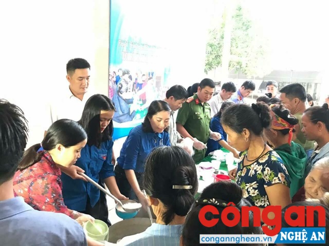 Đây là đợt nấu, phát cháo lần thứ 32, đạt suất cháo thứ 5.000 trong năm 2018 của tuổi trẻ huyện Tân Kỳ