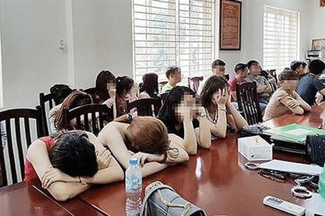 CATP Hà Nội triệt xóa bắt quả tang hàng trăm đối tượng tổ chức sinh nhật bằng ma túy tại quán karaoke Cẩm Hương ở Thường Tín (Hà Nội)