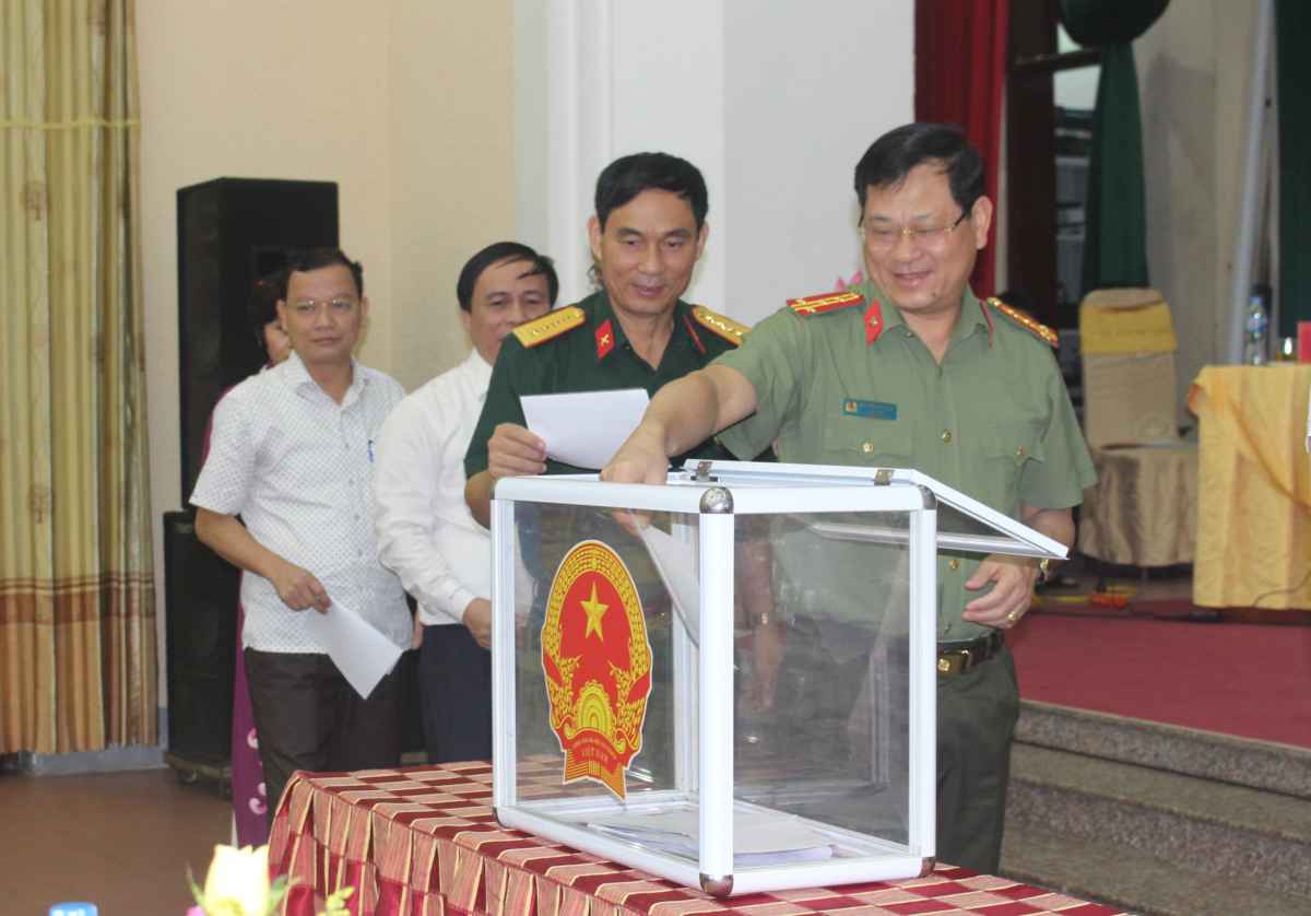 Các đại biểu bỏ phiếu tại kỳ họp