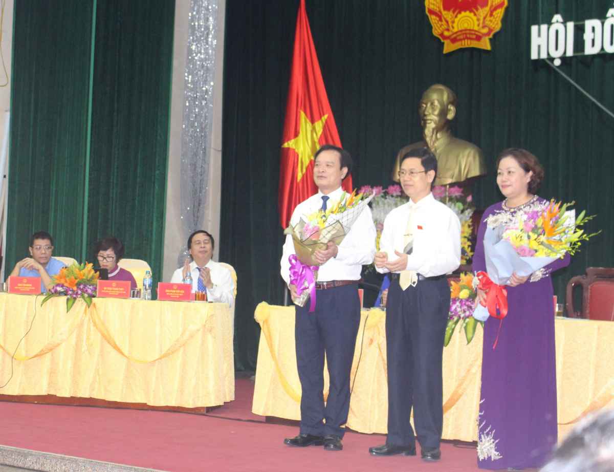 Đồng chí Nguyễn Xuân Sơn - Phó Bí thư Thường trực Tỉnh ủy, Chủ tịch HĐND tỉnh tặng hoa chúc mừng đồng chí Hồ Phúc Hợp và đồng chí Nguyễn Thị Thu Hường