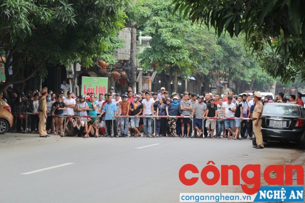 Lực lượng CSGT Chốt chặn quanh khu vực bao vây nhà đối tượng