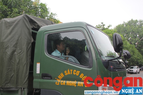 Lực lượng chức năng phải dùng loa kêu gọi đối tượng đầu thú