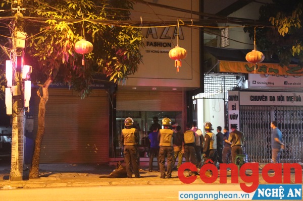 Lực lượng Công an tiếp tuc kiên trì bao vay nhà đối tượng