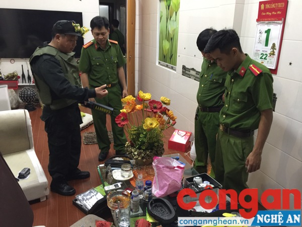 Lực lượng chức năng tiến hành khám nghiệm hiện trường