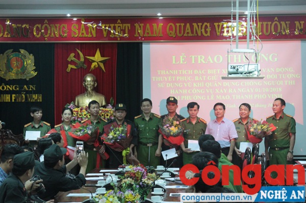 Khen thưởng vụ bắt giữ 2 đối tượng sử dụng vũ khí chống người thi hành công vụ