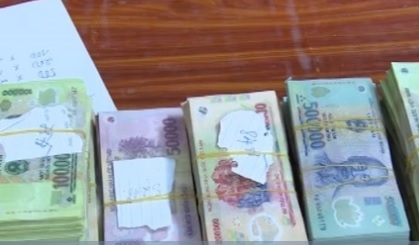34 con bạc say sưa sát phạt trong trang trại gà
