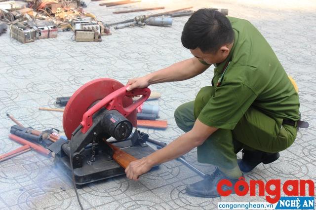 Hình ảnh tại buổi tiêu hủy vũ khí, vật liệu nổ và công cụ hỗ trợ