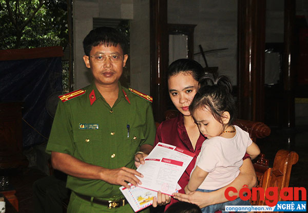 Lãnh đạo Công an huyện Quỳ Hợp trao tặng sổ tiết kiệm cho gia đình đồng chí Hiệu