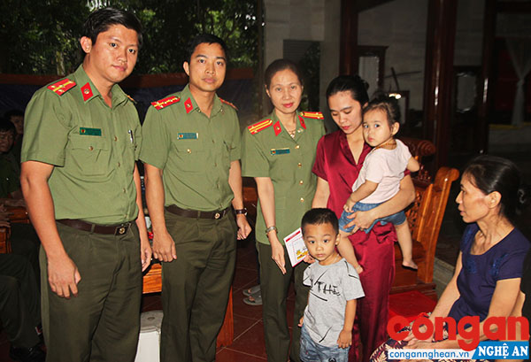 Đoàn thanh niên, Hội phụ nữ, Công đoàn Công an tỉnh tặng quà cho gia đình đồng chí Hiệu