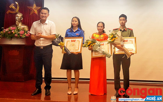 Nghệ An giành giải Ba Cuộc thi ảnh 'Khoảnh khắc tình nguyện' của Trung ương Đoàn