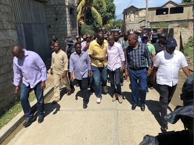 Ngày 7/10, Tổng thống Jovenel Moïse đã đến thăm khu vực xảy ra động đất. Haiti - quốc gia nghèo nhất ở Bán cầu Tây vẫn đang nỗ lực khắc phục hậu quả của trận động đất kinh hoàng năm 2010 từng khiến ít nhất 220.000 người thiệt mạng và phá hủy nhiều cơ sở hạ tầng của thủ đô Port-au-Prince./. Ảnh: Twitter 