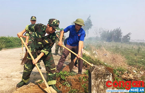 Tuổi trẻ Đồn BP Diễn Thành và đoàn viên, thanh niên địa phương thu gom rác thải, vệ sinh môi trường ven biển