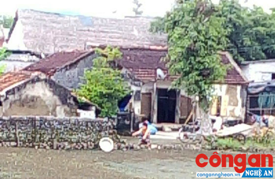 Khống chế đối tượng 'ngáo đá' dùng dao đe dọa người thân