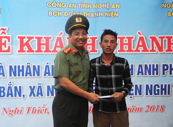 Công an tỉnh bàn giao nhà nhân ái cho hộ nghèo