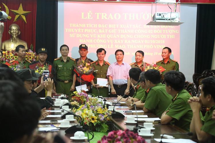 Đại úy Phạm Văn Hội và các tập thể được Giám đốc CA tỉnh Nghệ An khen thưởng trong vụ việc ngày 01/10/2018 tại phường Lê Mao, TP.Vinh