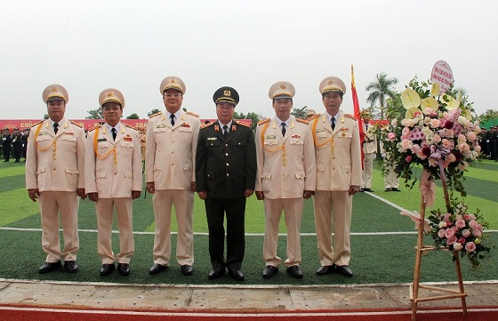 Thứ trưởng Bùi Văn Nam tặng hoa Ban Giám đốc Học viện CSND.