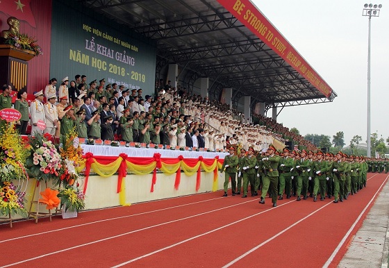 Duyệt đội ngũ tại Lễ khai giảng.