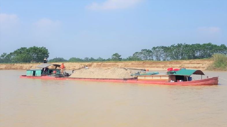 Liên tục bắt quả tang tàu khai thác cát trái phép