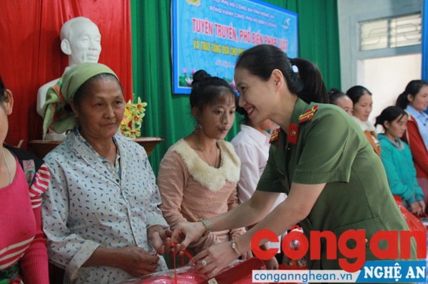 Tặng quà cho các hội viên hội phụ nữ xã Na Ngoi