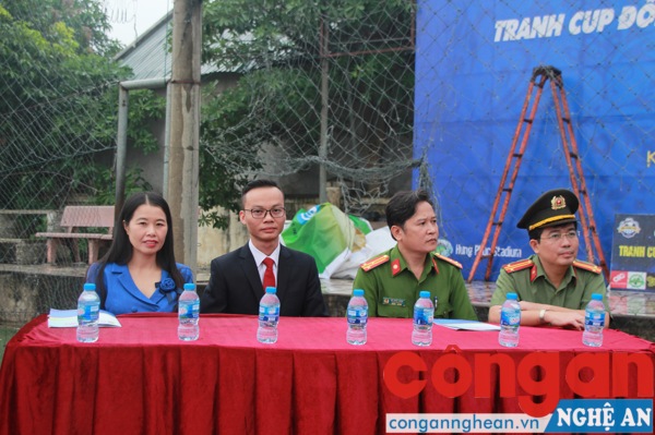 Đại diện nhà tài trợ và lãnh đạo các đội bóng tới dự