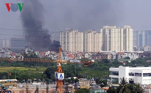 Vụ cháy tạo thành cột khói cao mấy chục mét.