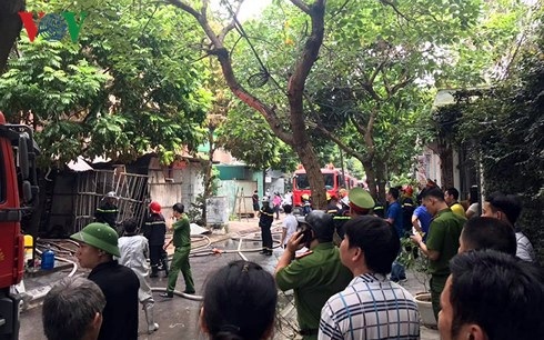 Lực lượng chức năng đã điều động rất đông cán bộ chiến sĩ và phương tiện chữa cháy đến hiện trường để dập lửa.