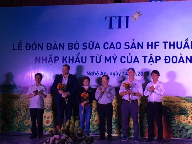 Tập đoàn TH tiếp nhận đàn bò sữa nhập khẩu gần 1800 con từ Mỹ