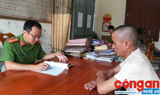Đối tượng Chu Văn Tân (áo trắng) tại cơ quan Công an huyện Yên Thành