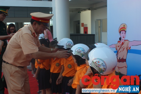 Tặng mũ bảo hiểm cho các em học sinh lớp 1, trường Tiểu học Hưng Phúc