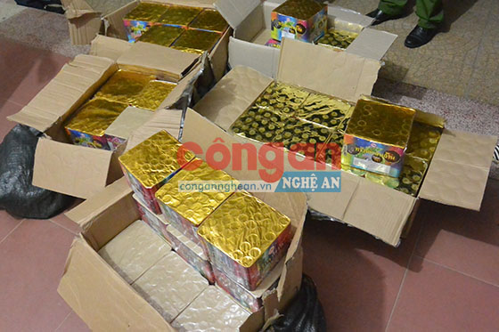 Tang vật thu giữ là 54 hộp pháo có trọng lượng 95,5 kg pháo nổ các loại