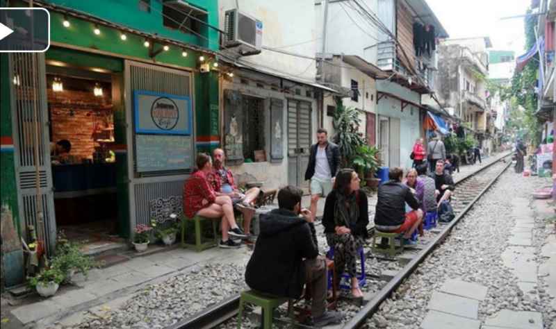 Khách Tây ngồi uống nước trên đường ray tàu hỏa