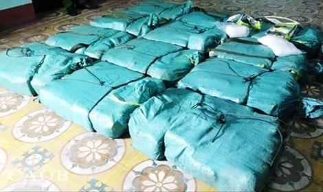 Tang vật hơn 300 kg ma túy đá.