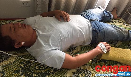 Anh Dương Ngọc Tú bị các đối tượng hành hung gây thương tích