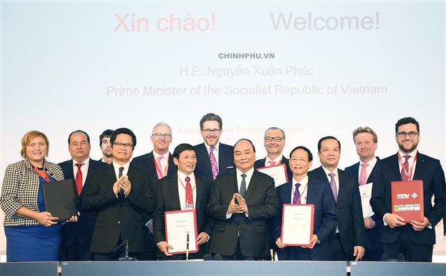 Thủ tướng Nguyễn Xuân Phúc và các doanh nghiệp hai nước. Ảnh: VGP/Quang Hiếu